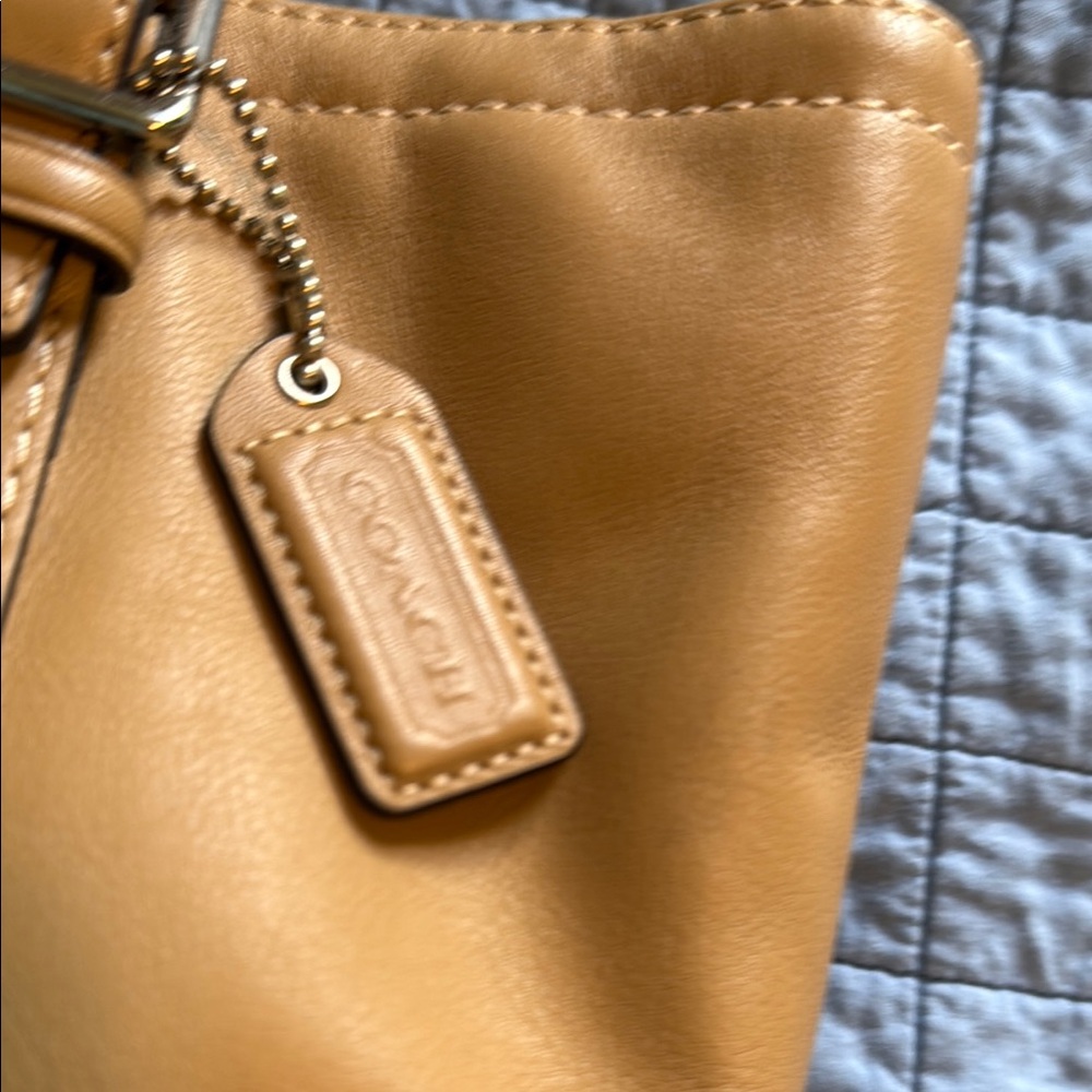 Coach Tan Leather Tote Bag with Reinforced Handles - Picture 4 of 9
